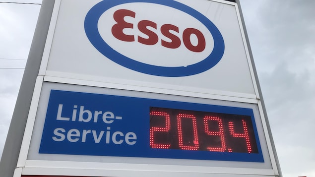 Une affiche d'essence d'Esso.