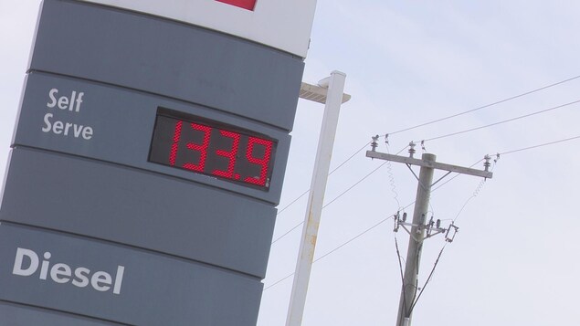 Une station-service affiche 133,9 cents du litre d'essence.