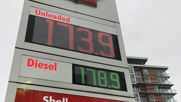 لوجة إلكترونية في محطة وقود في فانكوفر تفيد أنّ سعر ليتر البنزين يبلغ 173,9 سنتاً وسعرَ ليتر الديزل 178,9 سنتاً.