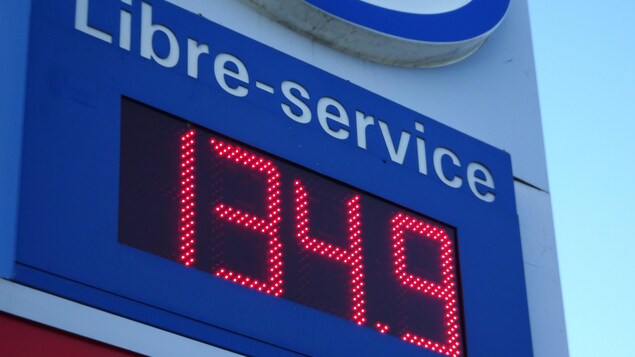 Les prix frôlent les 1,35 $ le litre d'essence ordinaire à Montréal.