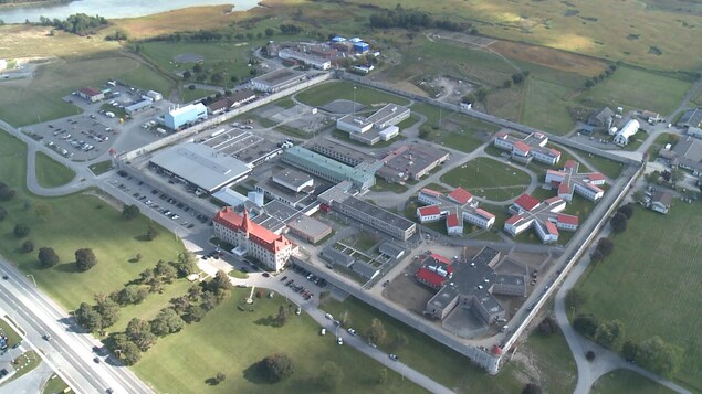 Image de l'intérieur des murs de la prison vu du ciel.
