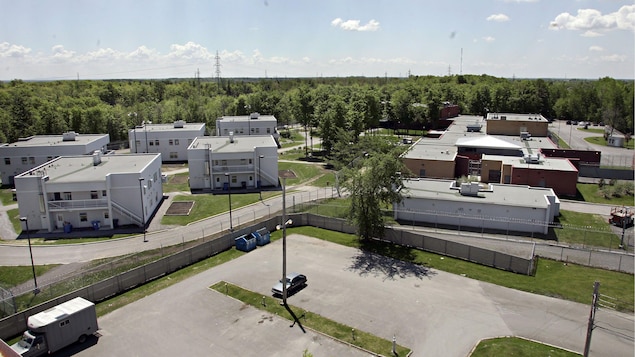 Vue en hauteur des bâtiments de la prison fédérale à Joliette.
