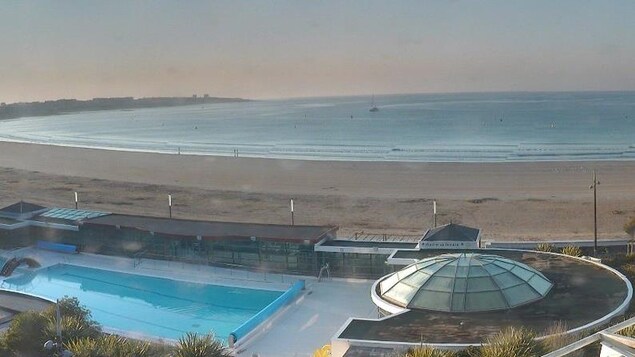 Vue de la mer sous un ciel quelque peu voilé.