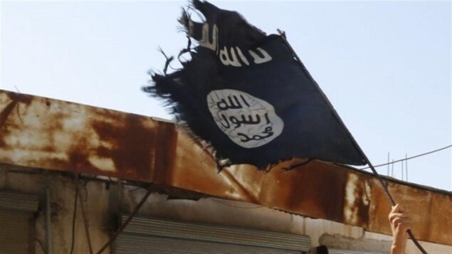 Le drapeau noir du groupe armé État islamique