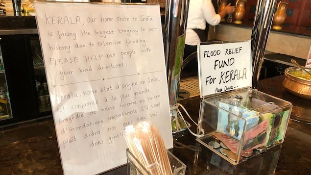 Un message pour les clients du restaurant et une boîte pour déposer des dons. Un message pour les clients du restaurant et une boîte pour déposer des dons.