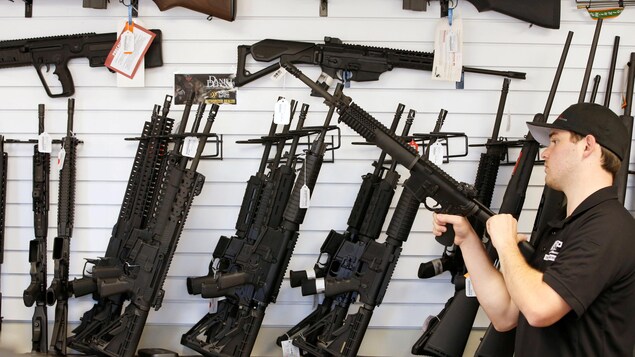 Un préposé nettoie un fusil AR-15 dans un magasin d'armes à feu. Un préposé nettoie un fusil AR-15 dans un magasin d'armes à feu.
