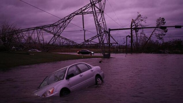 Une voiture submergée et un pylône est tombé au sol. Une voiture submergée et un pylône est tombé au sol.