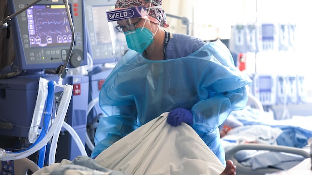 Omicron cause plus de cas, mais proportionnellement moins d’hospitalisations