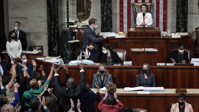 Le plan de réformes sociales de Biden passe une étape cruciale au Congrès