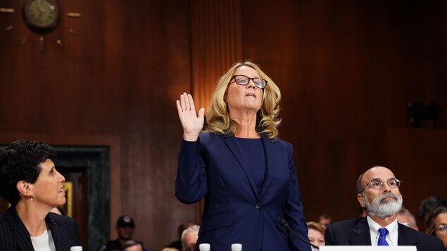 Christine Blasey Ford prête serment avec la main droite levée.
