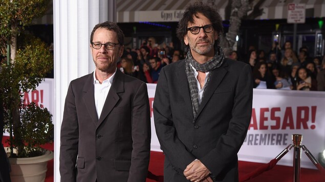 Les réalisateurs Ethan Coen et Joel Coen en février 2016 Les réalisateurs Ethan Coen et Joel Coen en février 2016