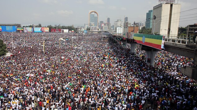 Une marée humaine est rassemblée dans les rues d'Addis-Abeba.