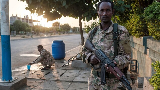 Deux membres armés des forces spéciales d'Amhara.