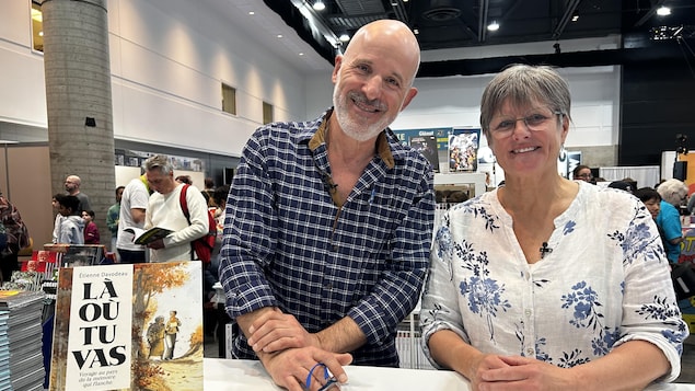 Un homme et une femme au Salon international du livre de Québec.