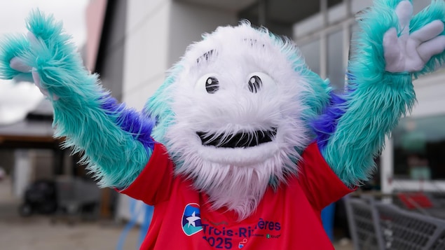 La mascotte qui lève les bras.