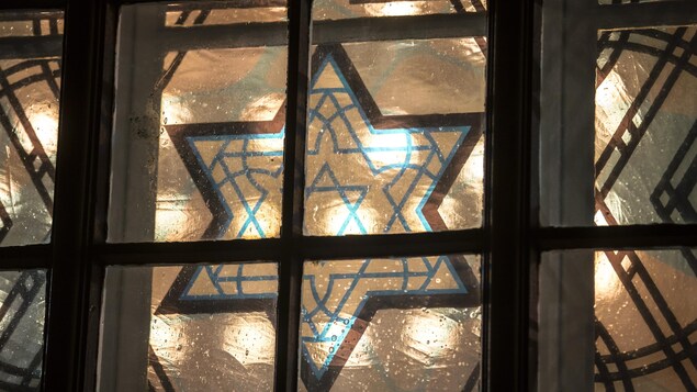 Une étoile de David orne une fenêtre d'une synagogue.