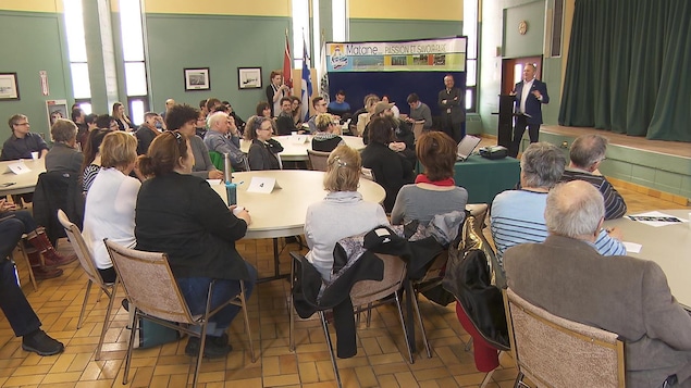 Présentation du maire devant un groupe. Présentation du maire devant un groupe.