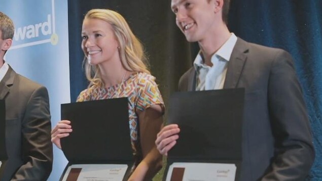 Une femme et un homme tiennent un certificat Une femme et un homme tiennent un certificat
