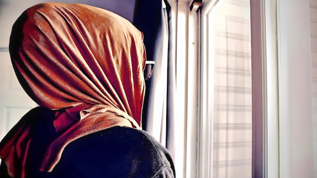 La silhouette d'une femme.