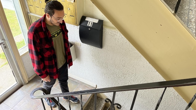 Khoren Bouakeur descend dans la cage d'escaliers dans son immeuble à logements.