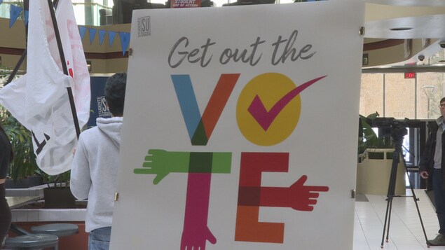 Une affiche sur laquelle on peut lire : Get Out The Vote.