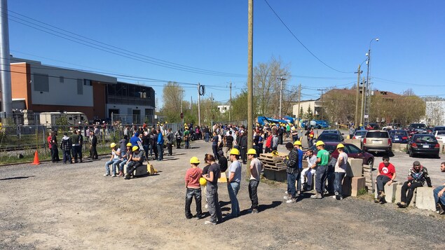 Environ 300 personnes ont été évacuées. Environ 300 personnes ont été évacuées.