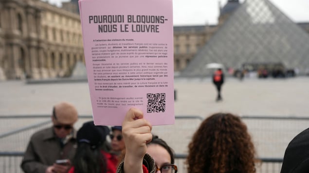 Manifestations en France : couvre-feux à venir, tandis que le Louvre est bloqué