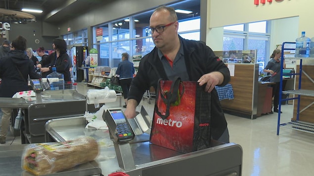 Un élève à son travail dans un supermarché de Rimouski. Un élève à son travail dans un supermarché de Rimouski.