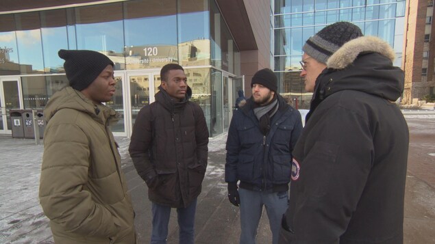 Trois étudiants en génie électrique en entrevue avec le journaliste Gilles Taillon