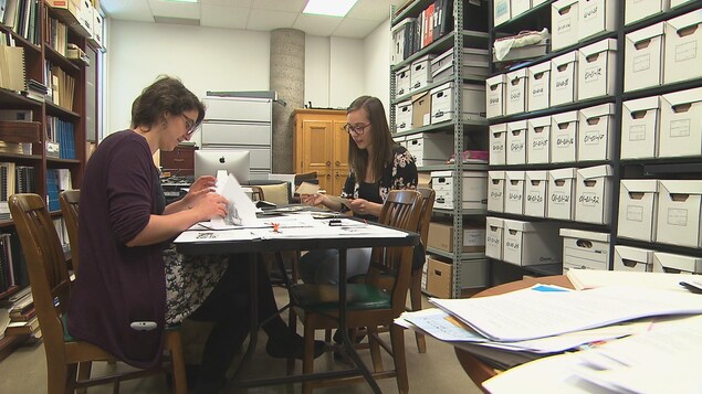 Trois diplômés en histoire ont été mandatés pour recueillir et analyser les photos reçues.