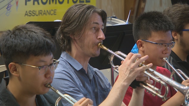 Le chef d'orchestre et trompettiste brésilien Leandro Serafim, encadré de jeunes Chinois Le chef d'orchestre et trompettiste brésilien Leandro Serafim, encadré de jeunes Chinois