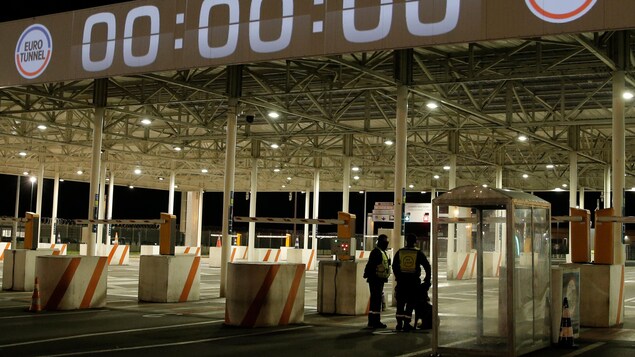 Les douaniers français patrouillent au terminal de l’Eurotunnel dans le nord de la France.