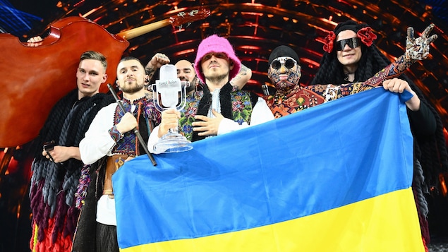 Les membres du groupe sur scène avec un drapeau ukrainien 