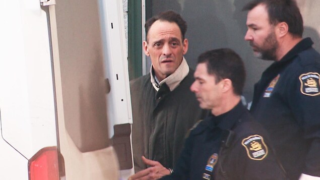 Eustachio Gallese à la sortie de la centrale de police Victoria, à Québec.