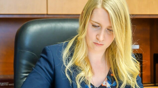 Éva Bouchard, avocate de l'aide juridique à Québec en train de travailler à son bureau Éva Bouchard, avocate de l'aide juridique à Québec en train de travailler à son bureau