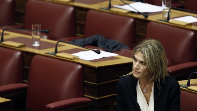 Eva Kaili assise seule au parlement.
