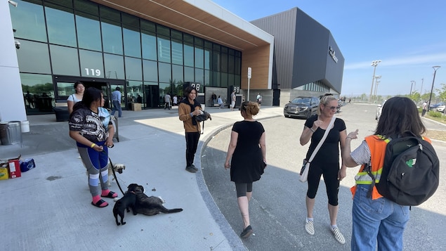 Des centaines de personnes ont trouvé place au Centre multisports de Val-d'Or. 