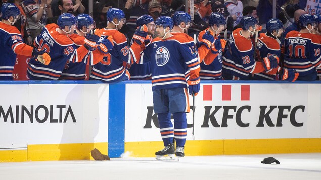 Avec trois buts et six points, Evan Bouchard a rejoint un groupe sélect de défenseurs