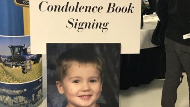Un livre sur lequel est inscrit : Condolence Book Signing. Un livre sur lequel est inscrit : Condolence Book Signing.