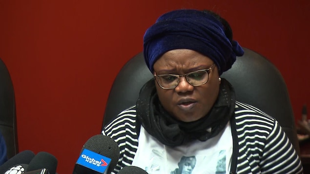 Mme Mavoungou-Tsonga s'adresse aux journalistes.