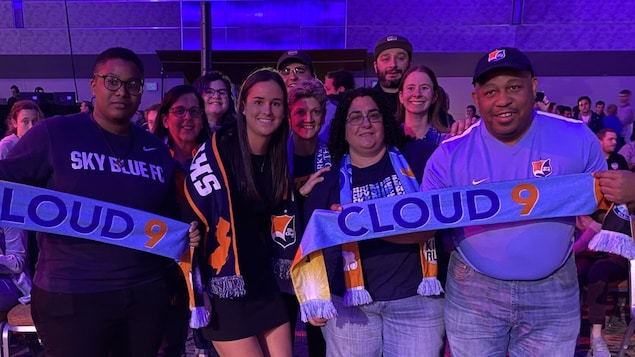 Évelyne Viens et des partisans du Sky Blue FC