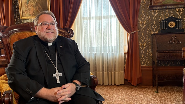 Martin Laliberté assis sur une chaise.