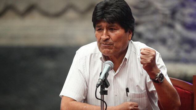 Evo Morales montre le poing.