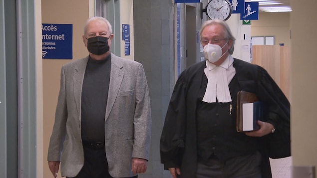 L'ex-propriétaire de la Boucherie Huot accompagné de son avocat au palais de justice de Québec.