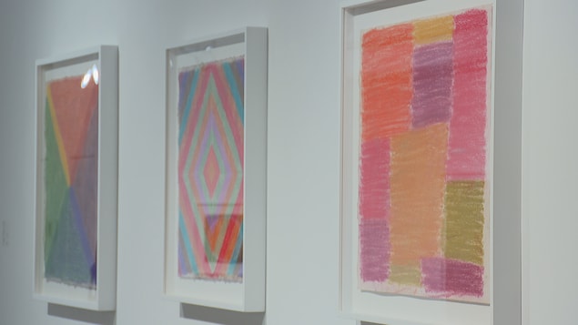 Trois toiles colorées dans un musée. 