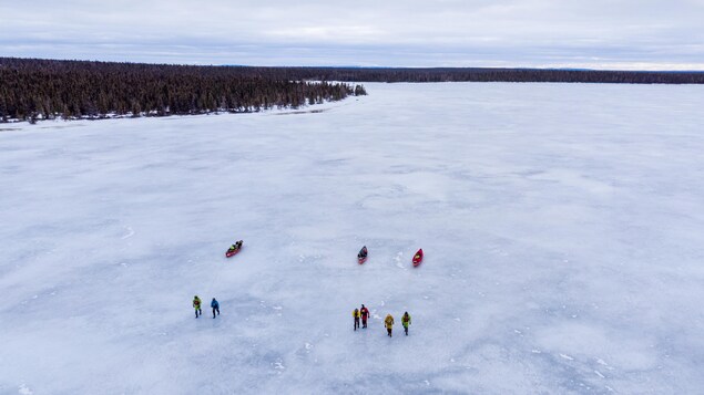 Les aventuriers à la tête de la rivière George, au début de l'expédition. Ils ont tiré leurs canots sur la glace pendant une dizaine de jours. Les aventuriers à la tête de la rivière George, au début de l'expédition. Ils ont tiré leurs canots sur la glace pendant une dizaine de jours.