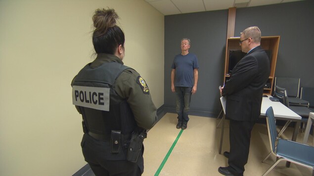 Une policière en formation pour devenir experte en reconnaissance de drogue en compagnie de son instructeur et d'un comédien à l'École nationale de police du Québec à Nicolet. Une policière en formation pour devenir experte en reconnaissance de drogue en compagnie de son instructeur et d'un comédien à l'École nationale de police du Québec à Nicolet.