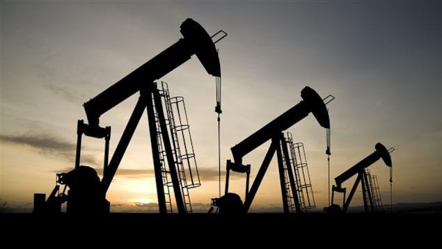 Des puits de pétrole.