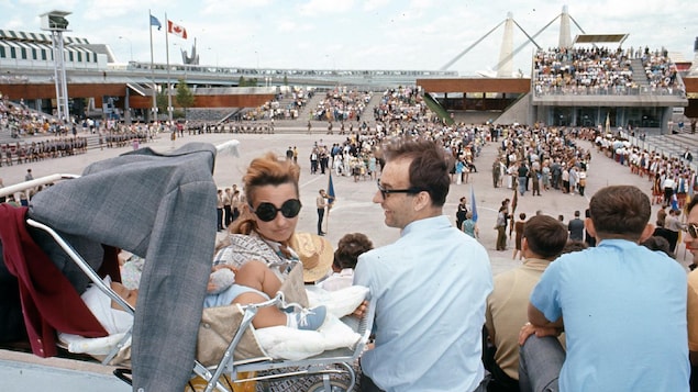 Une des photographies que l'équipe de production du documentaire a sorties des archives. On y voit une famille sur le site d'Expo 67.