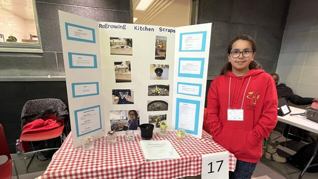 Kaylani pose avec son projet.